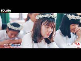C g bila yang tertulis untukku am em adalah yang terbaik untukmu f c kan kujadikan kau kenangan dm g yang terindah dalam hidupku c g namun takkan mudah bagiku am em meninggalkan jejak hidupku. Lagu Perpisahan Sahabat Sekolah Paling Sedih Kenangan Terindah Video Kenangan Lagu Lirik Lagu