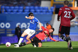 El mercado les ha colocado en 1.57 contra el everton, una cuota que se queda corta y que creemos que no refleja la igualdad que existe entre el manchester united y el everton. Manchester United Vs Everton Saling Curi Momentum Republika Online