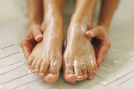 Not only can it help treat the damaged toenail, baking soda may also keep the baking soda can help fight these microbes and freshen up your shoes at the same time. How To Use Baking Soda To Treat Toenail Fungus