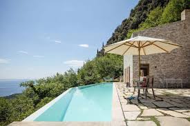 Stone Clad Retreat With Breathtaking Views Over Lake Garda Italy Maisons De Charme Maison Decoration Maison