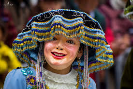 Nuestras sipas, representación de las jóvenes mestizas más bellas de  Paucartambo, deslumbran a su paso mientras adoran a la mamacha Carmen.  #Sipas #Pawkartampus #Paucartambo. (Foto: Diego Tisoc Fotografía).