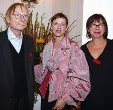 Ok, it was a bus; Tatort Ermittlerin Manchmal Sitzt Meret Becker Am Grab Und Liest Vor Welt