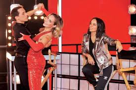 Camille combal se retrouve alors en un claquement de doigts sur le plateau qui se forme autour de lui tandis qu'il craint de ne pas être encore prêt. Danse Avec Les Stars Alizee En Trio Avec Gregoire Lyonnet Et Camille Lou