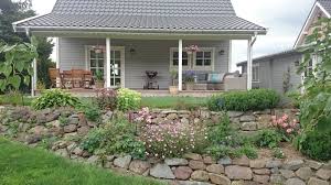 Eine Grosszugige Uberdachte Terrasse Bietet Schutz Geborgenheit Und Schafft Einen Fliessenden Ubergang Von Innen Nac Uberdachte Terrasse Schwedenhaus Haus Aussen