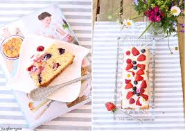 Wenn der kuchen abgekühlt ist, mit einer zuckerglasur aus milch und puderzucker bestreichen. Jeanny S Creme Fraiche Kuchen Mit Beeren Raspberrysue