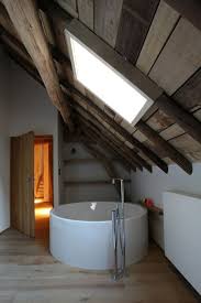 Bad Aus Holz Gestalten Ideen Fur Rustikale Badeinrichtung Badezimmer Dachschrage Bad Einrichten Badezimmer Renovieren