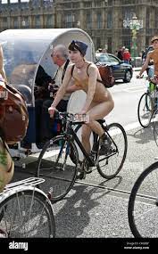 Nackte weibliche Radfahrer, World Naked Bike Ride 2012, London, England  Stockfotografie - Alamy