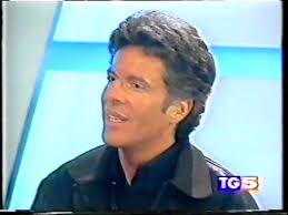 Claudio baglioni io sono qui (1995) dove sono stato in tutti questi anni io me ne ero andato a lavarmi i panni dagli inganni del successo a riscoprirmi uomo io sempre lo stesso più grigio ma non domo siamo tutti dentro la storia tardi o presto e io sono qui tutti in libertà provvisoria in arresto o a. Claudio Baglioni Tg5 Io Sono Qui Youtube