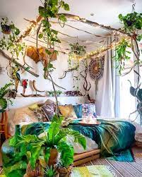 Attic bedroom with a hippie vibe hippie boho chic style via pinterest.com. Das Bohmische Schlafzimmerdekor Ist Zu Einer Der Begehrtesten Asthetiken Von Pinter Asthetiken Beg Bohemian Bedroom Decor Bohemian Bedroom Bedroom Decor