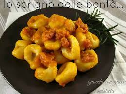 Per preparare gli gnocchi di zucca iniziate lessando le patate: Gnocchi Di Patate Con Zucca E Salsiccia Ricetta Gnocchi Di Zucca Ricette Gnocchi