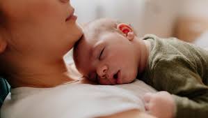 Kinder ins bett bringen ohne arger und stress so gelingt dir das auch heute ist musik abends schlafenszeit tabellen und tipps wann kids ins bett sollten familie de kinder schlafen schlafenszeit kinderschlaf. Baby Ins Bett Bringen Studie Zeigt Eltern Verzichten Immer Haufiger Auf Dieses Abendritual Mit Fatalen Folgen Bunte De