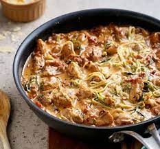 Den saft aus der bratpfanne ebenfalls über das fleisch verteilen. Low Carb Rezepte Cremige Tomaten Hahnchen Auflauf Mit Parmesan Und Zucchini Rezepte Kochrezepte Fleisch Gerichte