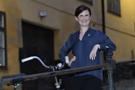 Märta stenevi har valts till miljöpartiets nya kvinnliga språkrör på partiets extrakongress, och efterträder därmed isabella lövin (mp) som lämnar politiken. Marta Stenevi Vill Stoppa Skolvinster Pengarna Maste Ga Till Utbildning Syre