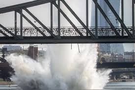 Nach nur knapp zwei stunden ist die bombe entschärft. Us Blindganger Aus Dem Zweiten Weltkrieg In Frankfurt Im Main Kontrolliert Gesprengt Web De
