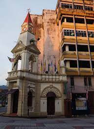 Menara jam sering kali merupakan bagian bangunan dari gereja atau balai kota, tetapi banyak menara jam yang juga merupakan bangunan tersendiri. Admiring The Architecture In Taiping Roaming Counselor