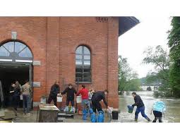 Passau erlebt das schlimmste hochwasser seit über 500 jahren. Hochwasserhelfer Passau 2013 Universitat Passau