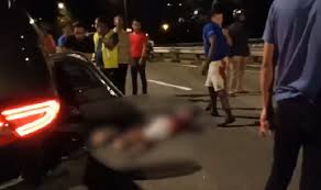 Tadi malam saya lewat rumah ibu dan mendengar suara menarik jadi saya mengintip. Tersepit Bawah Kereta Mangsa Putus Tangan