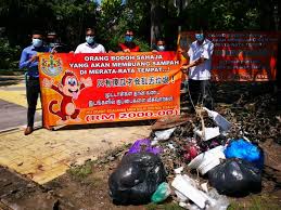 Mereka berharap dengan kuasa media sosial dapat menyedarkan wanita. Kain Rentang Bahasa Kasar Elak Individu Buang Sampah Kosmo Digital
