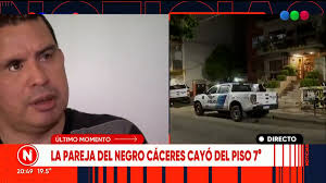 Muere la pareja del exfutbolista Fernando Cáceres al precipitarse desde un  séptimo piso