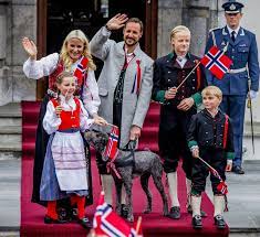 Norges grunnlov ble enstemmig vedtatt av riksforsamlingen på eidsvoll 16. Pin Von Tessa Grindledegraaf Auf Norway Koniglich