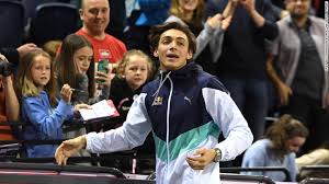 An der highschool in lafayette avanciert der hübsche und humorvolle junge zum lokalen star. Armand Duplantis Breaks His Own Pole Vault World Record Cnn