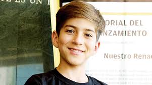 Niños que juegan con su pasión por las artes