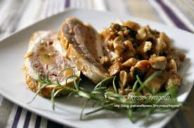 Il rotolo di tacchino ripieno è un piatto ricco e gustoso, ideale per pranzi e cene in compagnia e per giorni di festa. Rotolo Di Pollo Ripieno Al Forno