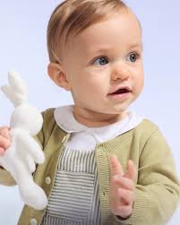 Modernized with an earthy green color, this cotton jersey baby cardigan  features elegant mother-of-pearl buttons. A timeless piece for your baby's  wardrobe. 😆🌿 🏠 Shop 227, 2/F, Lee Garden Two, 28 Yun