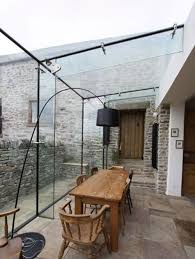 Los techos de cristal para terrazas al igual que el sistema de cerramiento de cortinas de cristal, ofrecen una protección contra el ruido exterior, la es la solución más acertada para disfrutar todo el año de la pérgola de su jardín, el porche, ático, terraza o patio. 20 Cerramientos Y Techos De Cristal Bellos Y Practicos Para Tu Casa Decomanitas Decoracion Vintage Diy Y Reciclaje Creativo