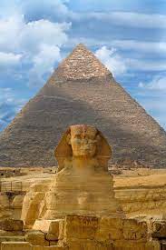 a grande esfinge com a piramide de quefren atras de gize pyramids egypt giza ancient pyramids