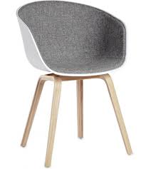 So passt der stuhl about a chair von hay sowohl designtechnisch wie auch ergonomisch der stuhl aac 20 ist auch in einer vollpolstervariante oder mit frontpolsterung sowie sitzkissen erhältlich. About A Chair Aac 22 Hay Stuhl Mit Frontpolster Milia Shop