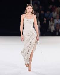 pin by guo chao on gigi hadid fashion runway outfits fashion outfits