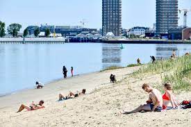 Er wordt op de camping gezorgd voor groot en. Reportage Op Het Strand Van Sint Anneke We Waren Al Dikkenekken En Nu Hebben We Het Weer Gedaan Binnenland Hln Be