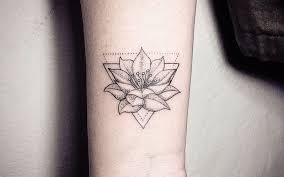 Fleur de lys discrète sur le poignet. On Craque Pour Le Tatouage Fleur Et Son Infinite De Declinaisons