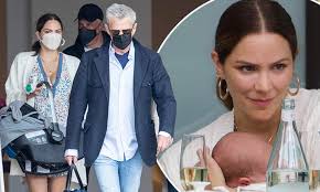 Katharine Mcphee 37 And David Foster 71 Step Out For The First Time With Son Rennie Daily Mail Online