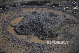 Para ulama berbeda pendapat tentang fadhilah spesial doa di hari arafah ini, apakah hanya khusus bagi para jamaah haji yang sedang melaksanakan wuquf di arafah, ataukah berlaku umum bagi. Alasan Mengapa Kita Dianjurkan Perbanyak Doa Di Hari Arafah Republika Online