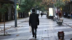 Esta fase mantiene la cuarentena, es decir, el confinamiento, pero maneja la posibilidad de controlar geográficamente la situación sanitaria, con el objetivo de establecer áreas, ciudades o. Santiago La Cisterna Vina Del Mar E Iquique Retroceden A Cuarentena Los Cambios En El Paso A Paso Emol Com