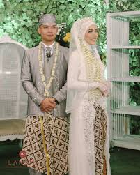 Mengenakan Busana Akad Dengan Kombinasi Jarik Bermotif Batik Seperti Ini Busana Dari Kebayalaksmi Memang Mengusung Busana Pengant Pengantin Batik Pernikahan