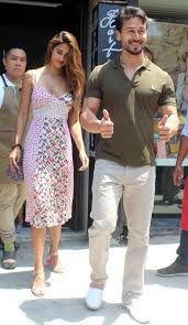 Disha Patani Was Spotted At Their Favourite Restaurant In Bandra Mumbai Disha Looked Pretty In Her Fl In 2020 Indian Celebrities Disha Patani Beautiful Indian Actress