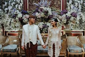 Untuk calon pengantin wanita bisa menggunakan gaun panjang dan atraktif seperti foto ini. Pernikahan Sunda Dan Jawa Ala Dhila Rega The Wedding The Bride Dept