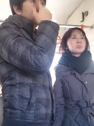 動画 電車内で息子のチンコをしごく痴女母が盗撮されるwwww エロ画像ちゃぼらんぷ