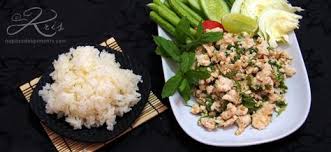 Laab Salade Thaie De Poulet Larb Ou Laab Cette Salade Parfumee Est Originaire Du Nord Est De La Thailande Recette Savoureuse Salade Thai Salade Poulet