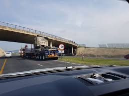 Rondom de plaza staan onberispelijk. In Pictures Protesters Burn Trucks And Close N3 Highway