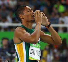 'my body feels good' 01 aug. Wayde Van Niekerk Breaks Michael Johnson S 17 Year Old World Record On Way To Winning 400m Olympic Gold Daily Mail Online