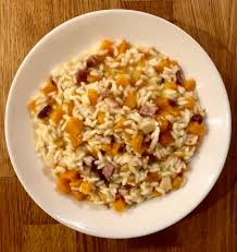 Unitevi la zucca ridotta in purea, portate il risotto a cottura come di consueto, unendo poco brodo alla volta mano a mano che il precedente viene assorbito. Risotto Con Zucca Speck Taleggio E Rosmarino La Giuggiola Gluten Free