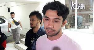 Reza membeberkan bahwa keputusannya pindah agama tersebut murni karena keinginannya sendiri. Reza Rahadian Pindah Agama Dari Kristen Keyakinan Dialog Gue Dengan Tuhan Suara Jakarta