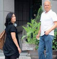 Mustafa denizli şikâyet dilekçesine, 6 yıllık eşi elvin elçi'nin evi terk etmesi üzerine, boşanma aşamasına geldiklerini anlatarak başladı. Cicegi Burnunda Esiyle Nisantasi Nda