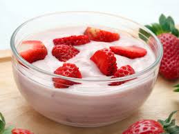 Für den erdbeerspiegel die erdbeeren pürieren und mit dem puderzucker und dem zitronensaft verrühren. Erdbeerquark So Einfach Geht S Lecker