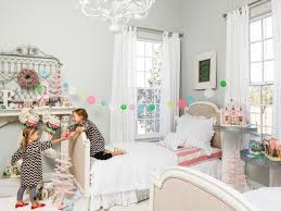 22 living rooms every true fixer upper fan will recognize. Fixer Upper Hosts Chip And Joanna Gaines Holiday House Tour Joanna Gaines Kids Room Joanna Gaines Bedroom Bedroom Decor