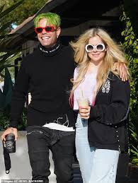 Avril lavigne wasn't alone this valentine's day. Avril Lavigne Beams As She Walks Arm In Arm With Boyfriend Mod Sun In Malibu Latest Celebrity News